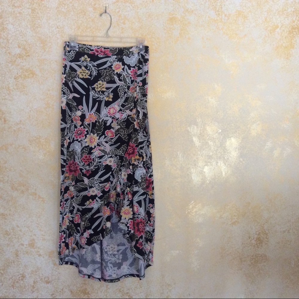 ❤️3/$15❤️ Massini Ruffle split skirt @dafox